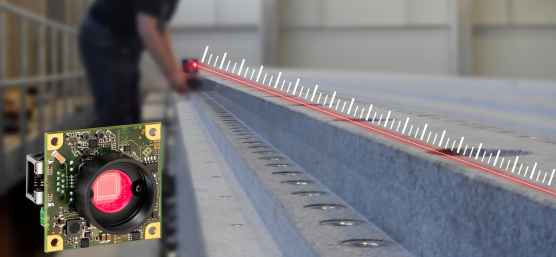 An optical straightness measuring device facilitates camera-supported component measurement in mechanical and plant engineering.