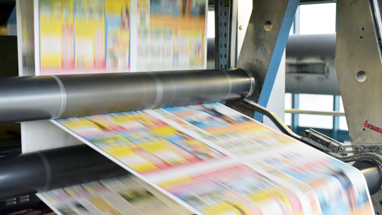 High-speed printing press producing full-color printed sheets
