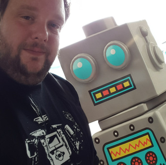 Selfie of Sebastian Trella next to robot