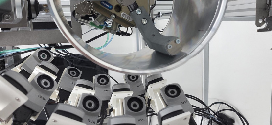 IDS uEye XC cameras capture the outer surface of a round aluminium component.