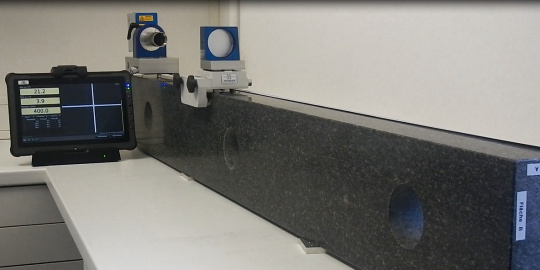 Precise measurement of a 160 cm long stone straight edge with 0.5 µm/m
