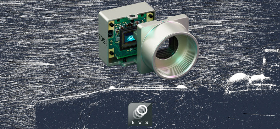 Open uEye EVS camera in front of a screenshot of a screen on which flow is visualised.