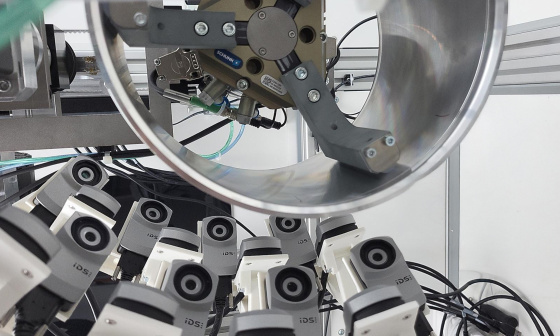 IDS uEye XC cameras capture the outer surface of a round aluminium component.