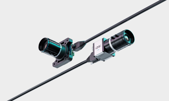 Two IDS uEye live monitoring cameras with cable are arranged diagonally.