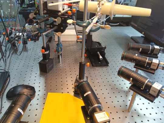 Laboratory setup with 5 IDS cameras, aligned with a centrally positioned plasma source