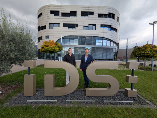 Award winner Jonas Gaißer and Professor Dr. Ing. Heiko Thimm in front of the IDS headquarters