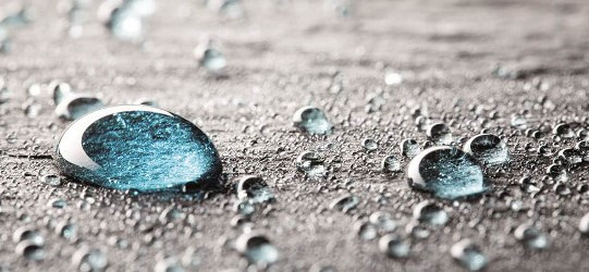 Close-up of water droplets, symbol of a box with arrows.