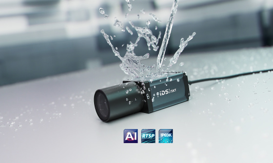 IDS NXT oslo Kamera mit Objektiv, abperlenden Wassertropfen, AI- und RTSP-Icon