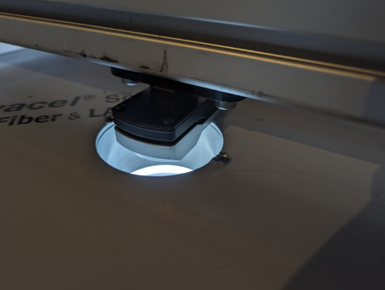uEye XC looks down through the opening; integrated lighting ensures uniform illumination