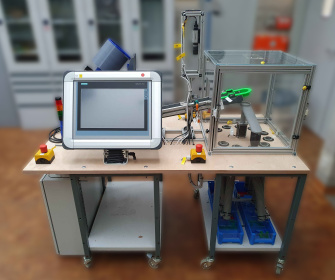 A sorting device is set up on a table, which sorts the clamping bricks by color.