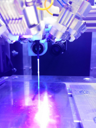 The resin is cured by UV radiation [Image: AIMIS-FYT]