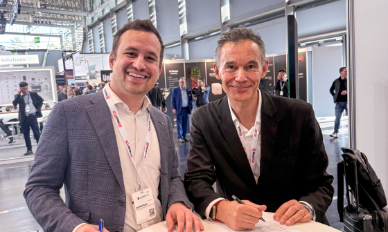 Jan Hartmann and Jean Ferré upon signing the contract