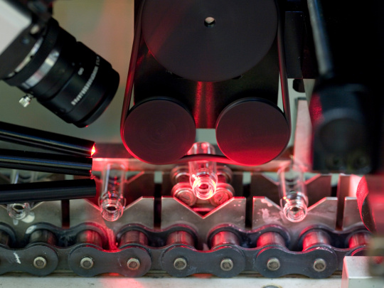 A camera keeps a close eye on the ampoules produced, which are illuminated by red light.