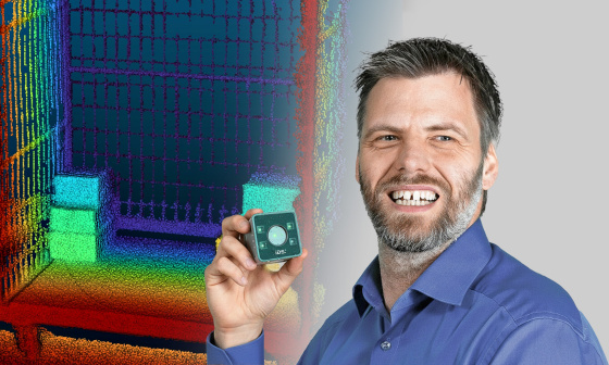 IDS Product Manager Patrick Schick with the Nion 3D camera and a point cloud.