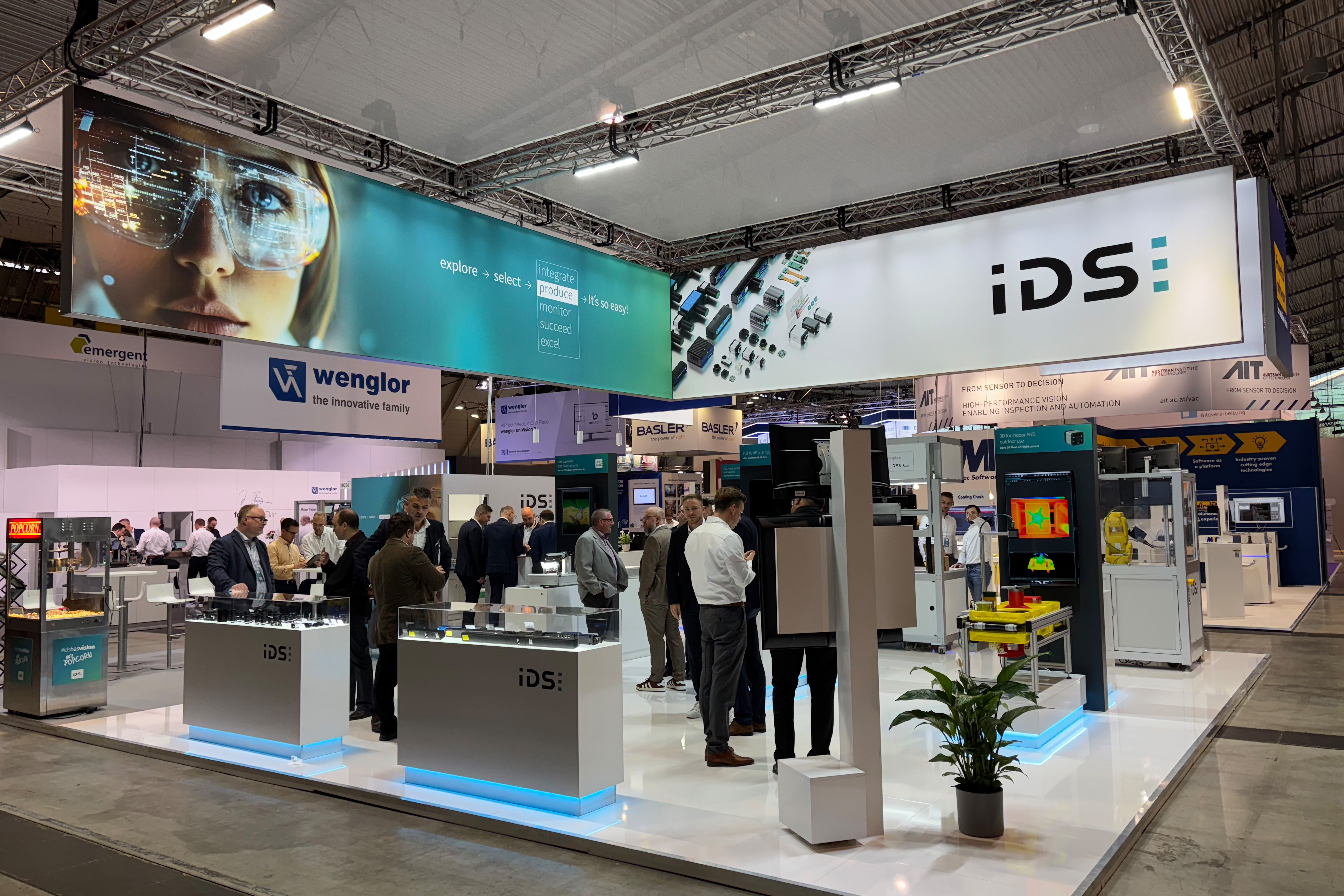 IDS-Messestand mit Displays und Besuchern